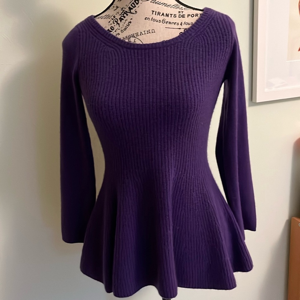 This cashmere sweater flatters the figure and is perfect for a fresh look!
